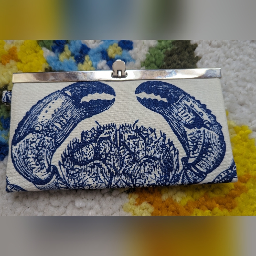 Clutch with blue crab